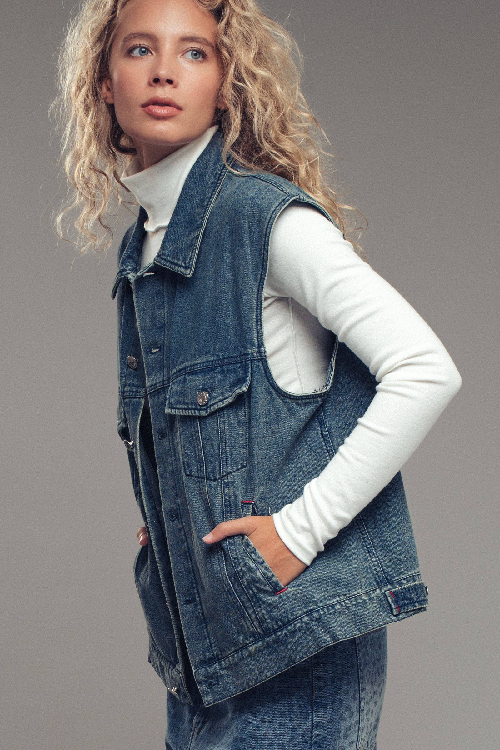 Western Sunset Embroidered Denim Vest: DENIM BLUE / S-2/M-2/L-2
